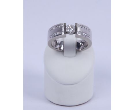 Ring, 18kt Weißgold, 1 Brillant ca. 0.63 ct., 24 kleine Brillanten zus. ca. 0.24 ct., ca. 11.5 g, RM 63