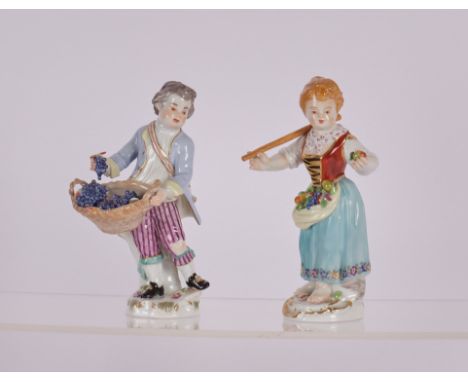 2 Porzellanfiguren, "Gärtnermädchen mit Stab und Obst", "Gärtnerknabe mit Weintrauben", Meissen, Schwertermarke, 1./2. Wahl, 