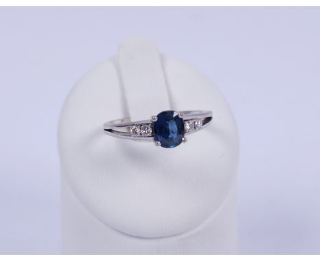 Ring, 14kt Weißgold, Saphir ca. 0.66 ct., 4 Brillanten ca. 0.09 ct., ca. 2.2 g, RM 47.5Zertifikat anbei