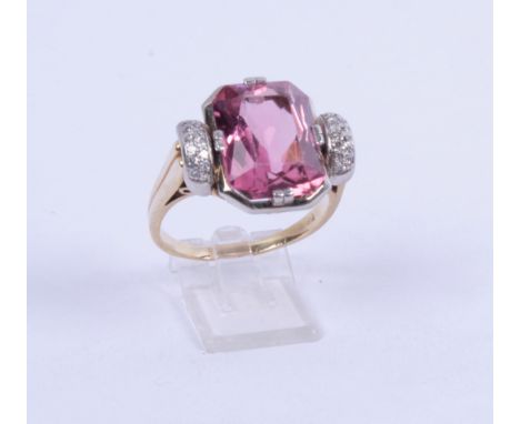 Ring, 14kt Gelbgold, pinker Farbstein, Diamanten, ca. 6.54 g, RM 54