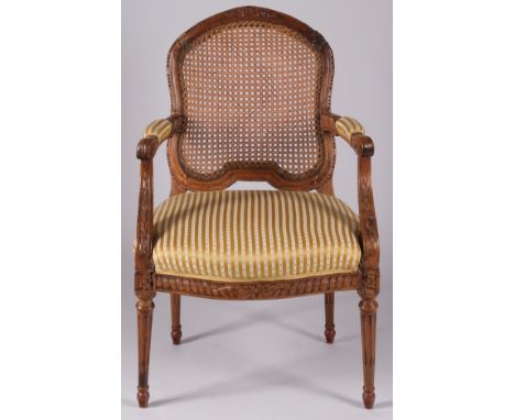 Fauteuil, Louis XVI, um 1780, Nussbaum geschnitzt, gelb gestreifter Polsterbezug, H. 97 cm, Ergänzungen