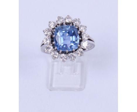 Ring, 18kt Weißgold, 1 Ceylon-Saphir ca. 4.0 ct., 14 Brillanten zus. ca. 1.10 ct., ca. 4.92 g, RM 51