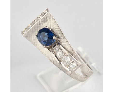 Ring, 14kt Weißgold, 6 Diamanten, 3 Brillanten, 1 Saphir ca. 0.90 ct., ca. 7.55 g, RM 52