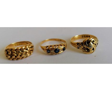 Three 18ct yellow gold rings, two gem-set, sizes L, Q, R, all hallmarked, 14g (3) 