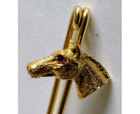 A 9ct yellow gold tie pin adorned with gem-set horse's head, 6 cm, hallmarked, 5.12g 