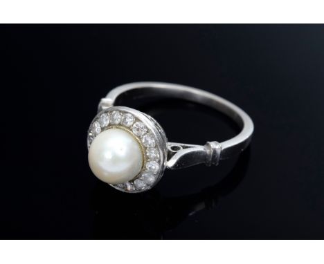 Handgefertigter antiker Platin Ring mit Zuchtperle (Ø 6,8mm) im Achtkantdiamantkranz (zus. ca. 0.32ct/SI/TCR), 5,3g, Gr. 56