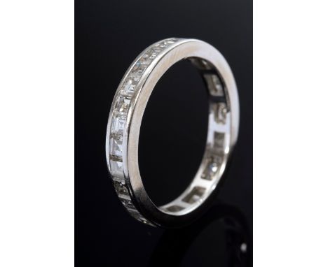 WG 750 Memoire Ring mit Diamantcarrées und 3 Baguettediamanten (zus. ca. 1.40ct/VSI-SI/1xP2/W-TCR), 2,7g, Gr. 54