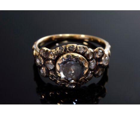 Antiker GG 750 Ring mit foliertem mittig gefasstem Glasstein und kleinen Diamantrosen in Emaille Verzierungen, wohl Mitte 18.