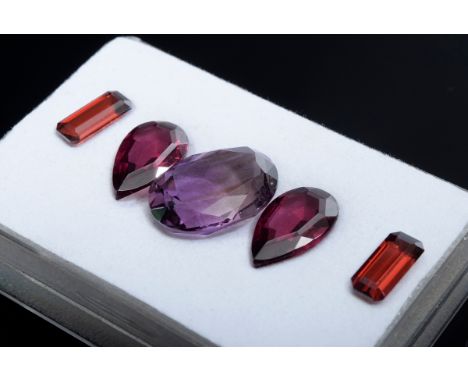 5 Ungefasste Edelsteine im Facettenschliff: Paar Granate im Baguetteschliff (zus. ca. 3ct, 9,5x4,5x3mm), Paar Granate im Trop