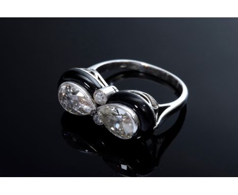 WG 750 Art Deco Ring mit 2 großen Tropfendiamanten (zus. ca. 1.42ct/P1-P2/C-Y, 1 Stein defekt) in Onyxrahmung und seitlich Al