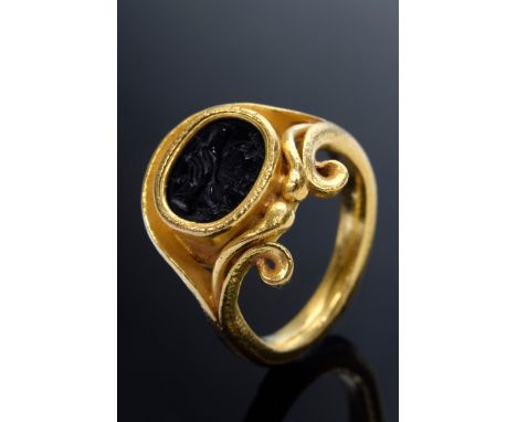 GG 917 Ring mit floral gestalteter Schiene und römischer Sardonyx Gemme (2. Jhd. n.Chr.) "Handschlag-dextrarum junctio" darüb