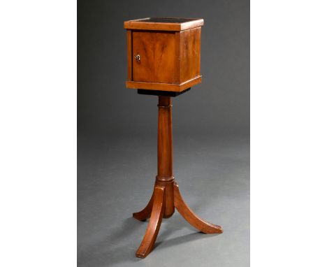 Kleiner Biedermeier Arbeitstisch mit Lederplatte und 3 kleinen Schüben hinter verschließbarer Tür auf Tripod-Säule, Kirsche/W