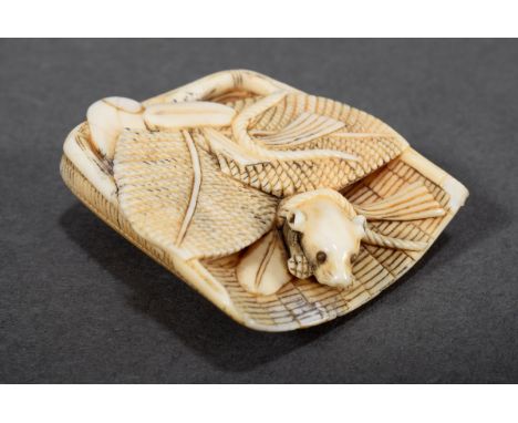 Feines Netsuke "Ratte auf Reisworfel", Elfenbein mit Hornaugen, unsign., 1,5x4x4cm, min. restauriert, etw. bestoßen, Genehmig