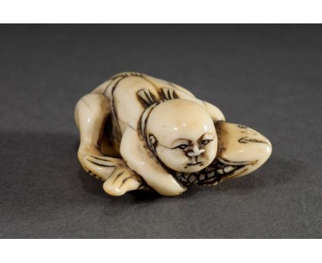 Elfenbein Netsuke "Knabe, einen Fisch in den Armen haltend", Japan 18./19.Jh., L. 4,5cm, teilweise gebräunt, Genehmigung nach