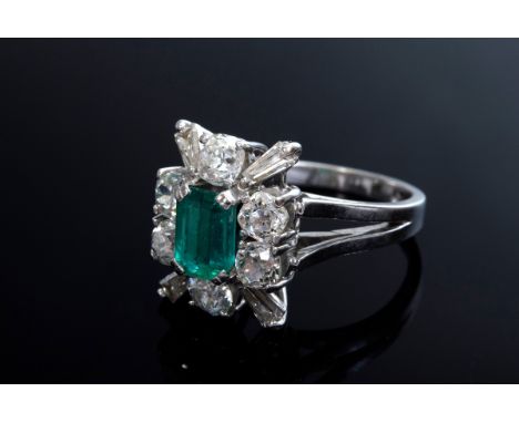 WG 750 Ring mit Smaragd im Smaragdschliff (ca. 0.68ct, Abrieb) und Diamanten im Alt- und Trapezschliff (zus. ca. 1.62ct/SI-P2