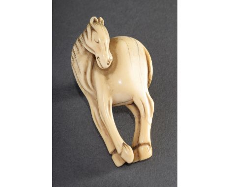 Elfenbein Netsuke "Pferd" mit schöner Gebrauchspatina, Japan 18./19.Jh., H. 6cm, Hinterläufe restauriert, Genehmigung nach Ar