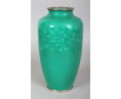 AN EARLY 20TH CENTURY JAPANESE ANDO TYPE MUSEN WIRELESS CLOISONNE GREEN ENAMEL VASE, with chrome rims, decorated with a band 