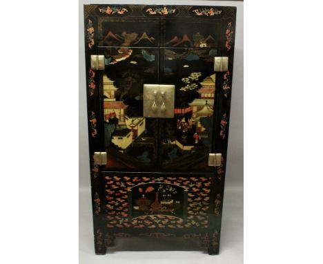 A LARGE 20TH CENTURY CHINESE LACQUERED WOOD CABINET, with two doors opening to reveal fitted wine racks, the doors decorated 