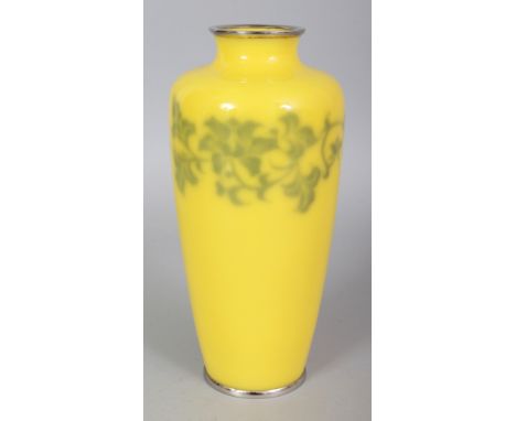 A GOOD QUALITY EARLY 20TH CENTURY JAPANESE ANDO STYLE MUSEN WIRELESS CLOISONNE YELLOW GROUND ENAMEL VASE, with chrome rims, t