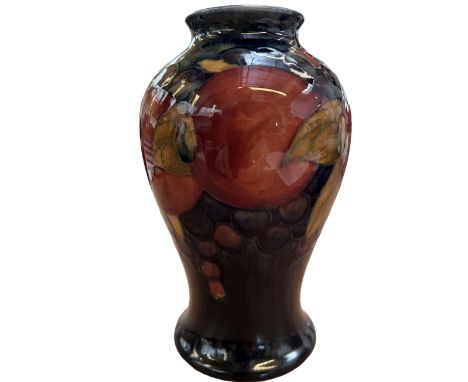 Wiliam Moorcroft vase pomegranate pattern Height 17 cm 