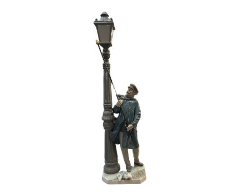 Lladro 5205 lamp lighter with original box 