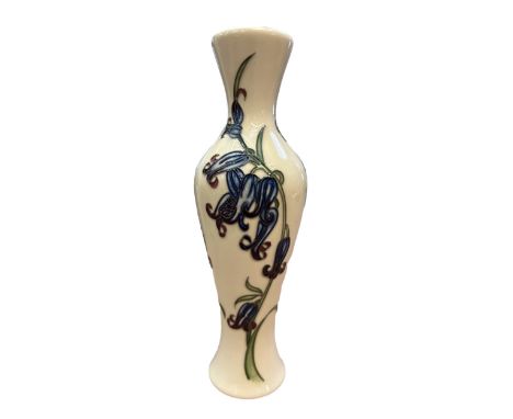 Moorcroft vase dated 2009 - 21cm