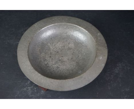 William Hutton &amp; Sons Arts and Crafts Hammered Pewter Dish raised on three wooden legs, 16cms diameter 