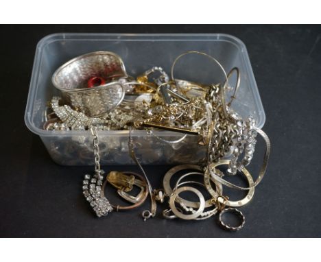 Collection of contemporary jewellery, to include silver bangle, ring etc 