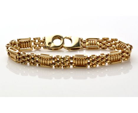 A 9ct. yellow gold bracelet of gate and rectangular links, 18cms long.