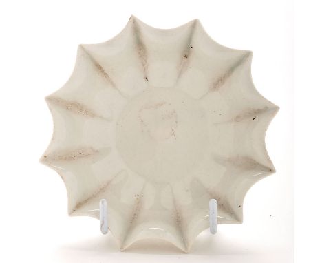 Caughley reeded dish, of twelve point arcaded outline with inswept tapering reeds enclosing central disc form on slight v-sec