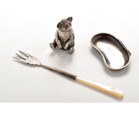 An Edwardian novelty silver pepper pot, by Crisford & Norris, Birmingham 1909, modelled as a seated bear, height 1 1/2in. (3.