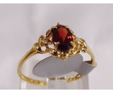 9CT SOLITAIRE RING. 9ct gold garnet solitaire ring, size O