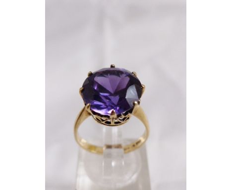 9CT RING. 9ct gold alexandrite ring, size K