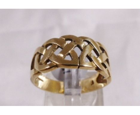 9CT CELTIC RING. 9ct gold gents celtic ring, size T