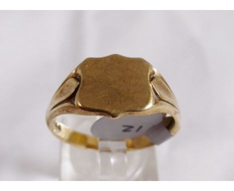 9CT SIGNET RING. 9ct gold vintage Sheild head signet ring, size V