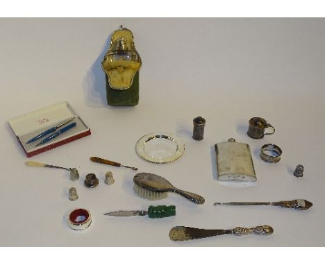 A miscellaneous group of silver and plated wares, to include four silver/white metal thimbles, Continental silver napkin ring