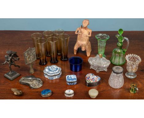 A collection of sculptural works and glassware to include a hardstone sculpture of a nesting sea bird; a South American style