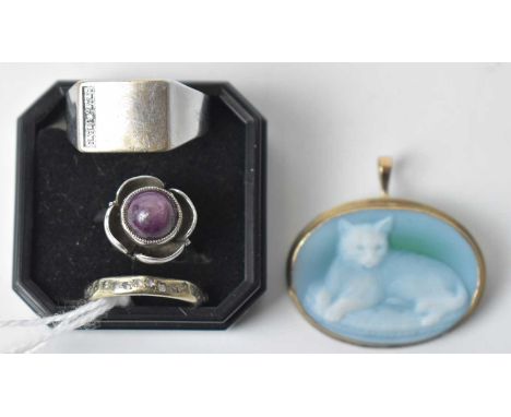 A carved agate and 9ct yellow gold brooch/pendant, decorated with a cat; together with a diamond set 9ct white gold signet ri