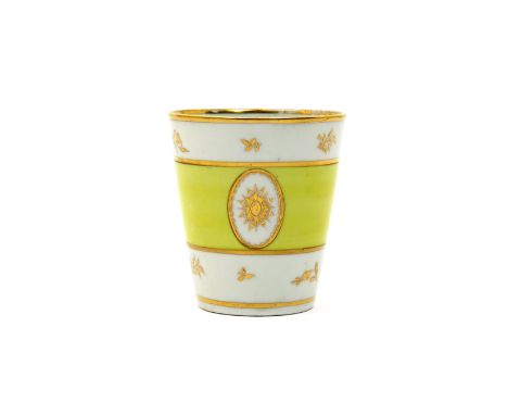 A good Worcester beaker  c.1790, the flared form decorated with three oval panels containing a gilt stylized sunburst, reserv