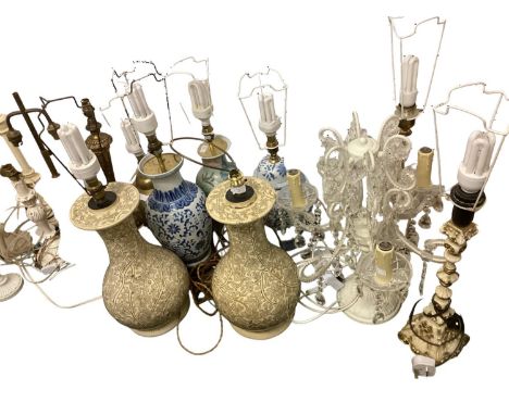 A quantity of table lamps and lamp shades, including a pair of cream and black decorative papier mache style lamps 