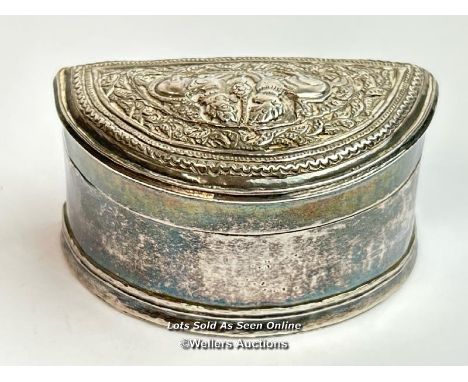Indian ‘white metal’ ornate snuff box, 6cm wide, 48g / SF 