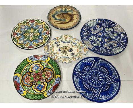 Six decorative hand painted plates, largest 31cm diameter / AN13 