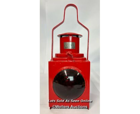 A nicely restored red railway London Transport rear lamp complete with reservoir and burner, 46cm high (incl. handle) / AN15 