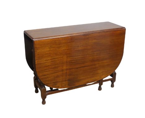 An Early 20th century mahogany gate leg extending dining Table, W 150 cm x H 75 cm x D 106 cm. 