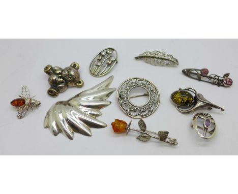 Ten silver brooches including Art Nouveau style 