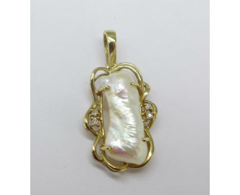 A 9ct gold, diamond and pearl pendant, 3.5g, 3cm 