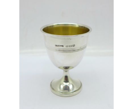 A silver egg cup, 33g 