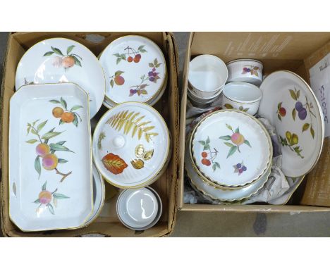 A collection of Worcester Evesham pottery 