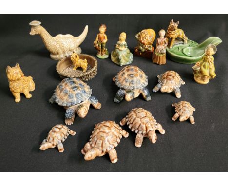 SELECTION OF WADE ORNAMENTSincluding two larger tortoises with removable shells, and five other tortoises, a pipe holder with