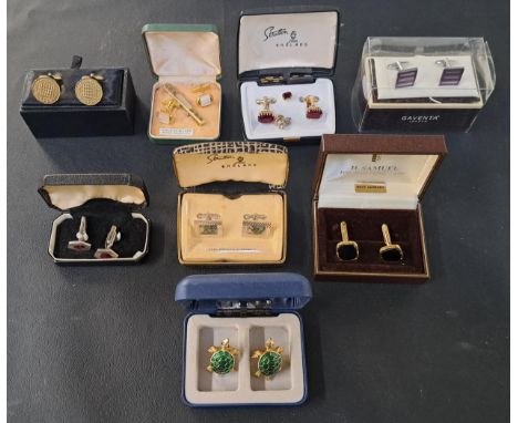 GOOD SELECTION OF VINTAGE CUFFLINKSincluding a pair of Trifari enamel decorated tortoise cufflinks, a 1953 three pence pair, 